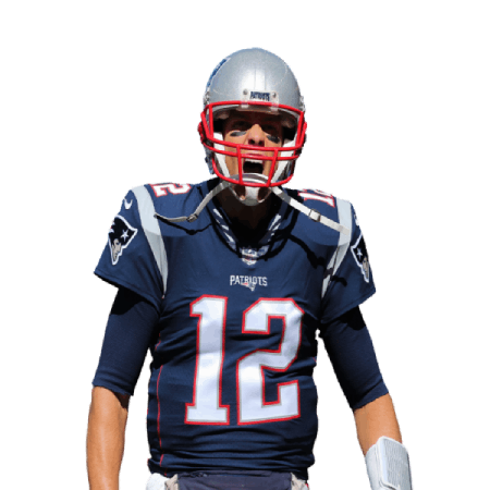 Tom Brady celebrando con memorabilia deportiva puesta.