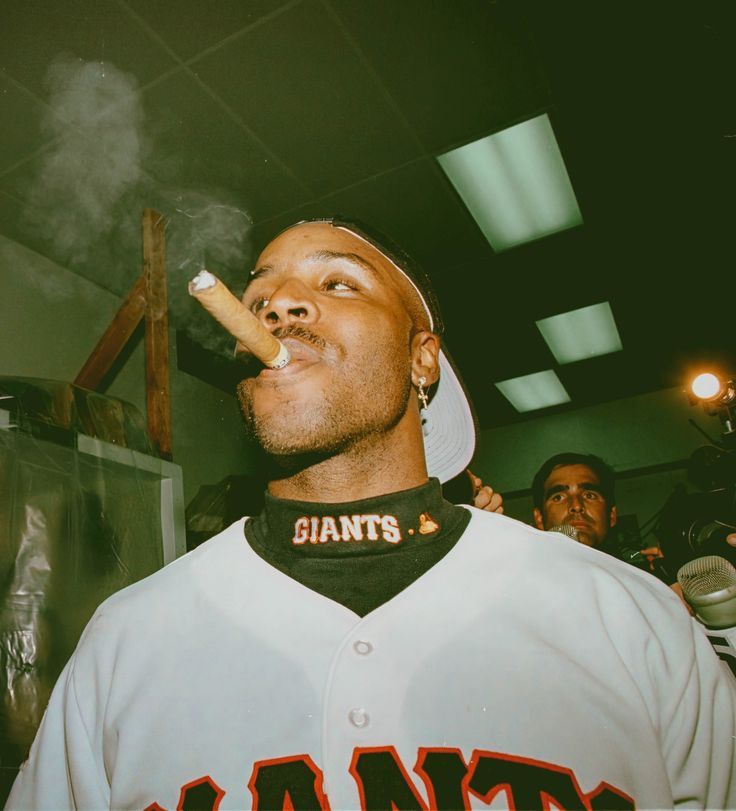 Barry Bonds con un puro en la boca.
