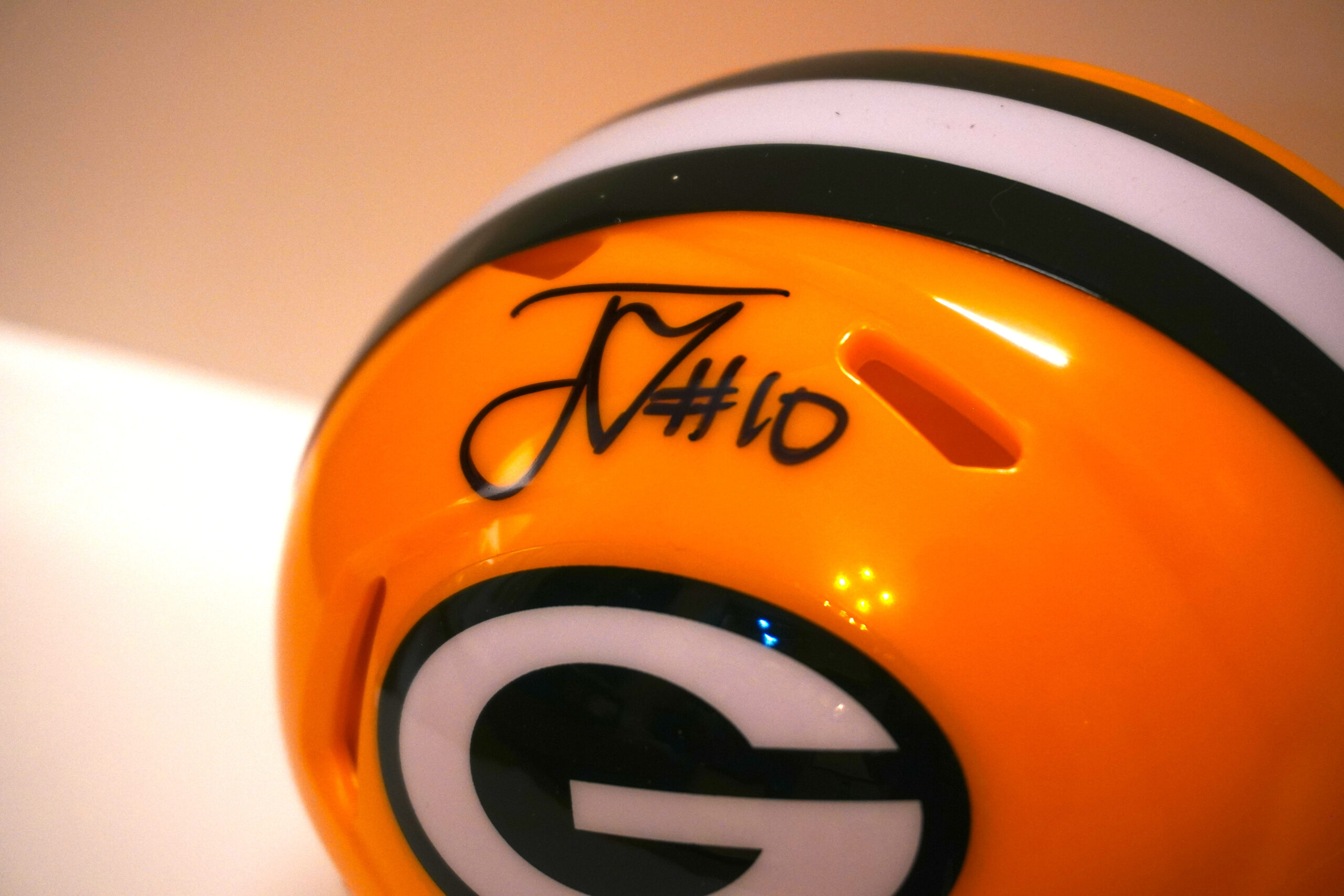 Close-Up Firma Mini Casco Firmado Jordan Love