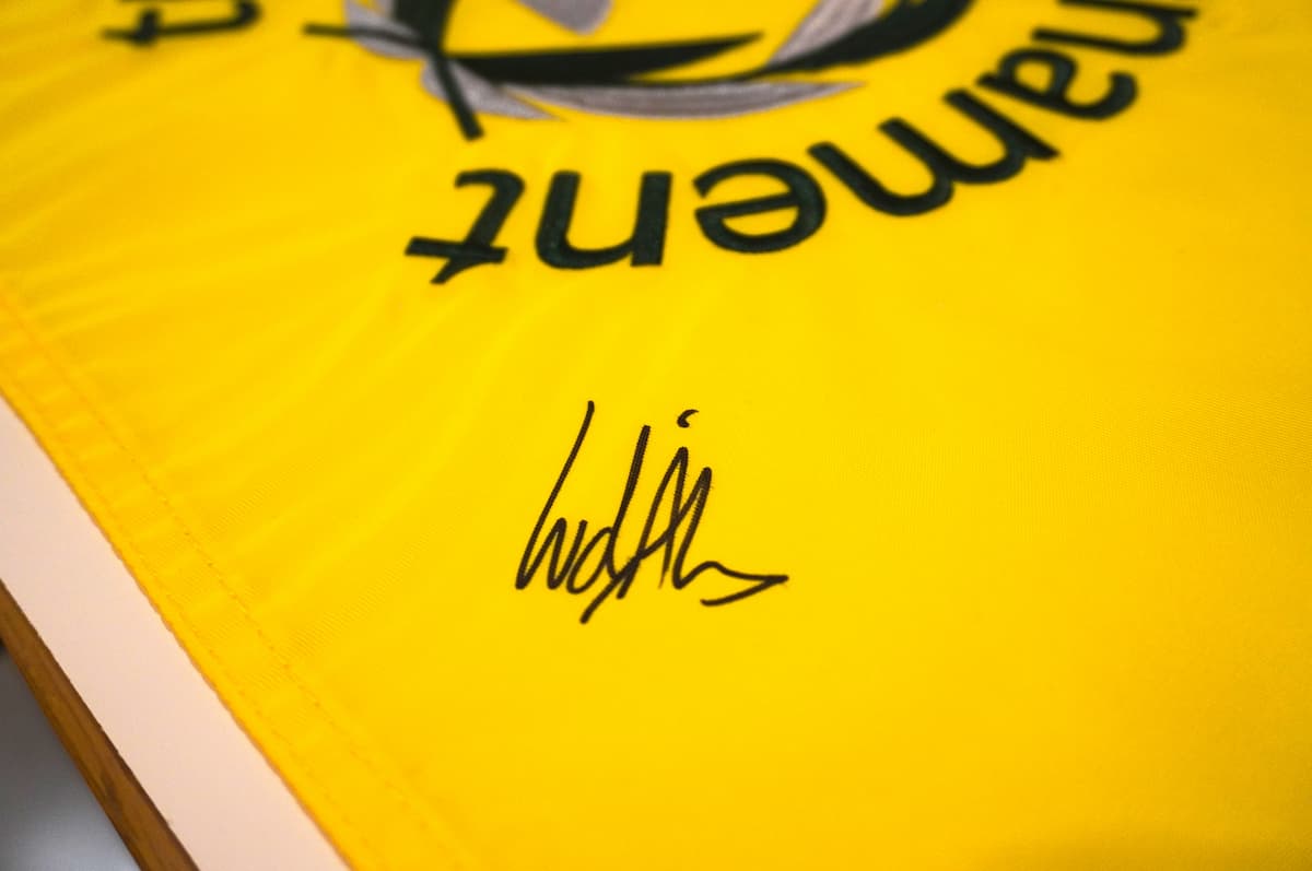 Close-up Bandera Firmada por Ludbig Alberg Memorial Tournament JSA COA
