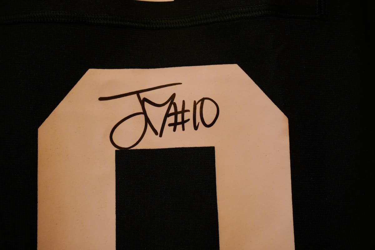 Close-up Camiseta Firmada por Jordan Love