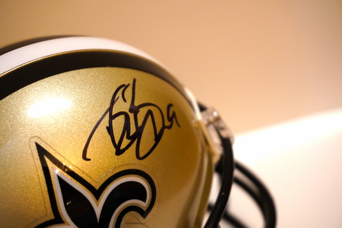 Mini Casco Autografiado por Drew Brees - Image 3
