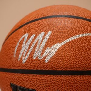 Close-up balon firmado Victor Wembanyama