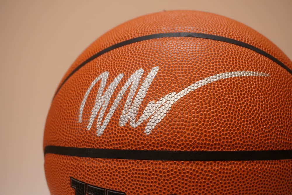 Close-up balon firmado Victor Wembanyama