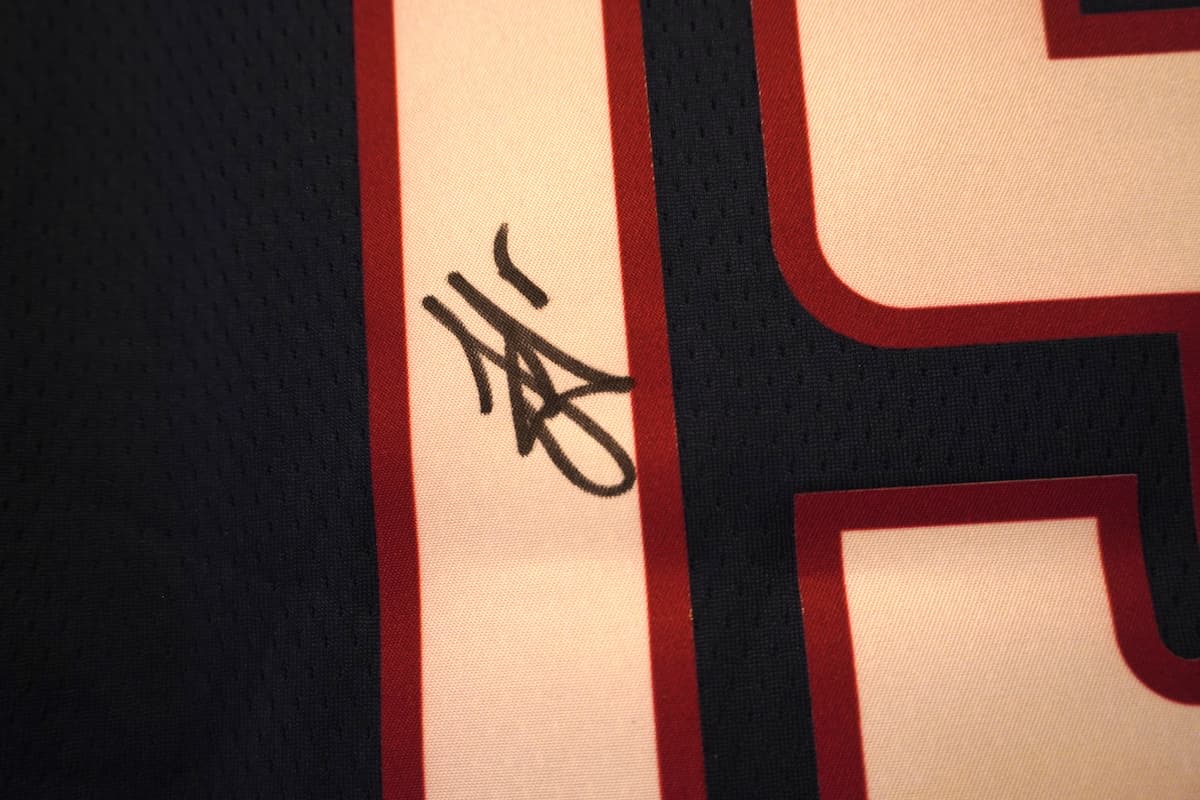 Close-up firma camiseta autografiada Nikola Jokic