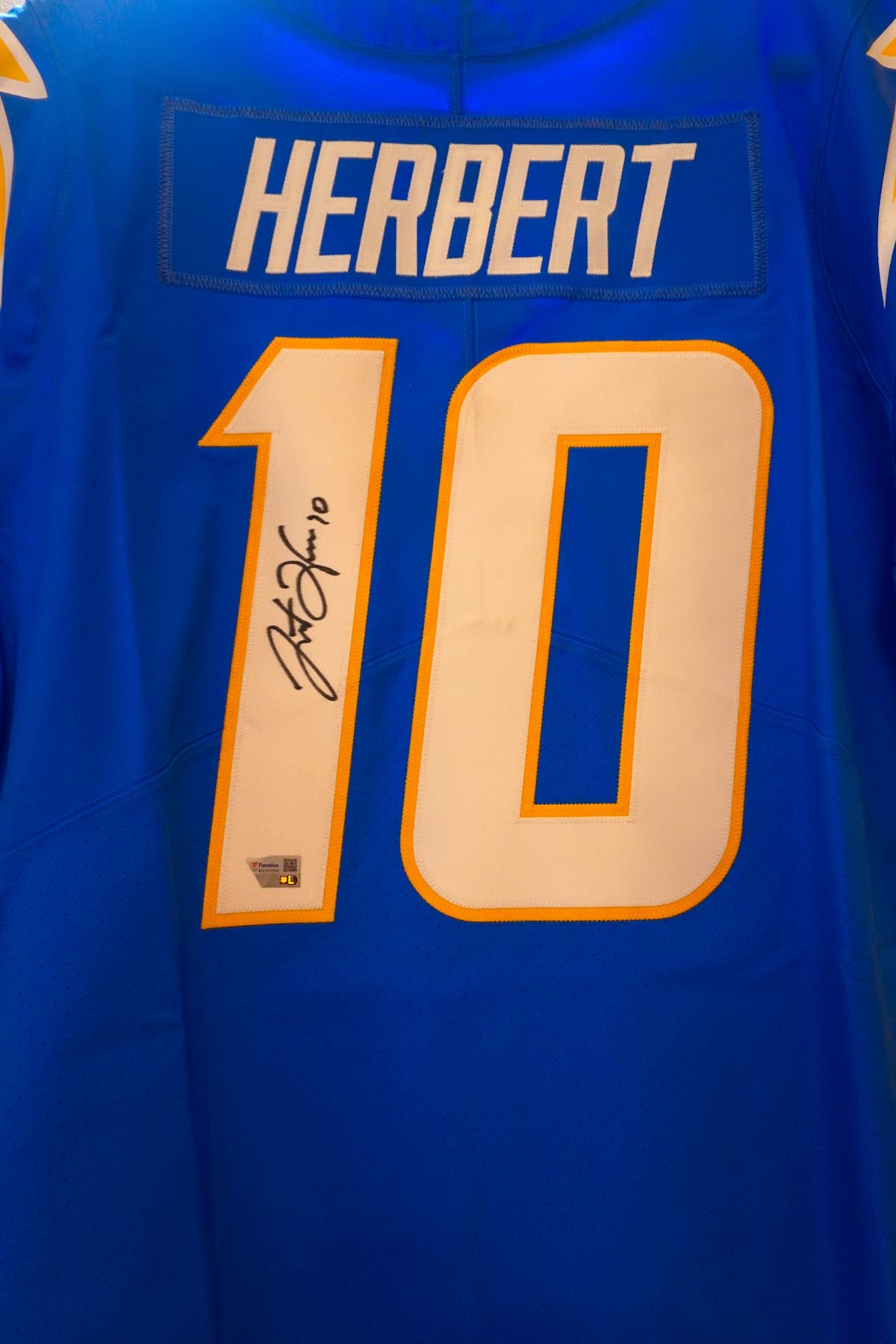 Close-up jersey autografiada Justin Herbert