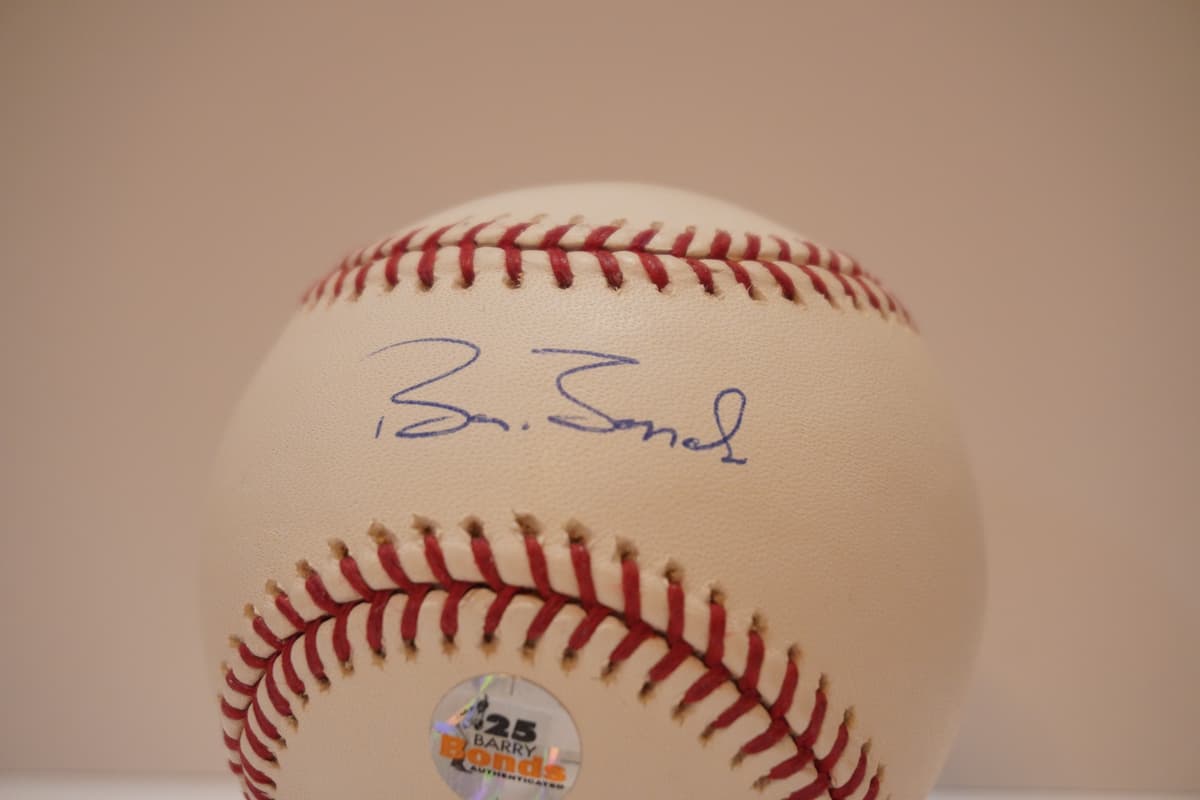 Close-up pelota firmada barry bonds