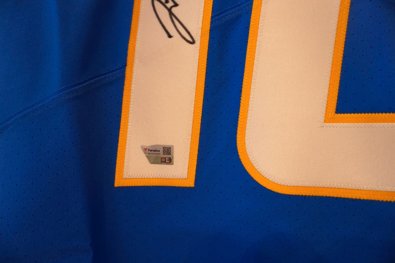 Close-up playera firmada justin herbert fanatics COA