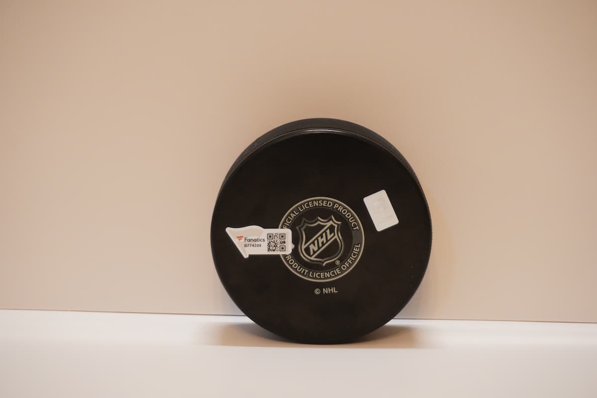 Puck Autografiado Aston Matthews Beckett COA
